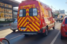 Mulher fica ferida após acidente entre moto e carro no Centro de Cascavel