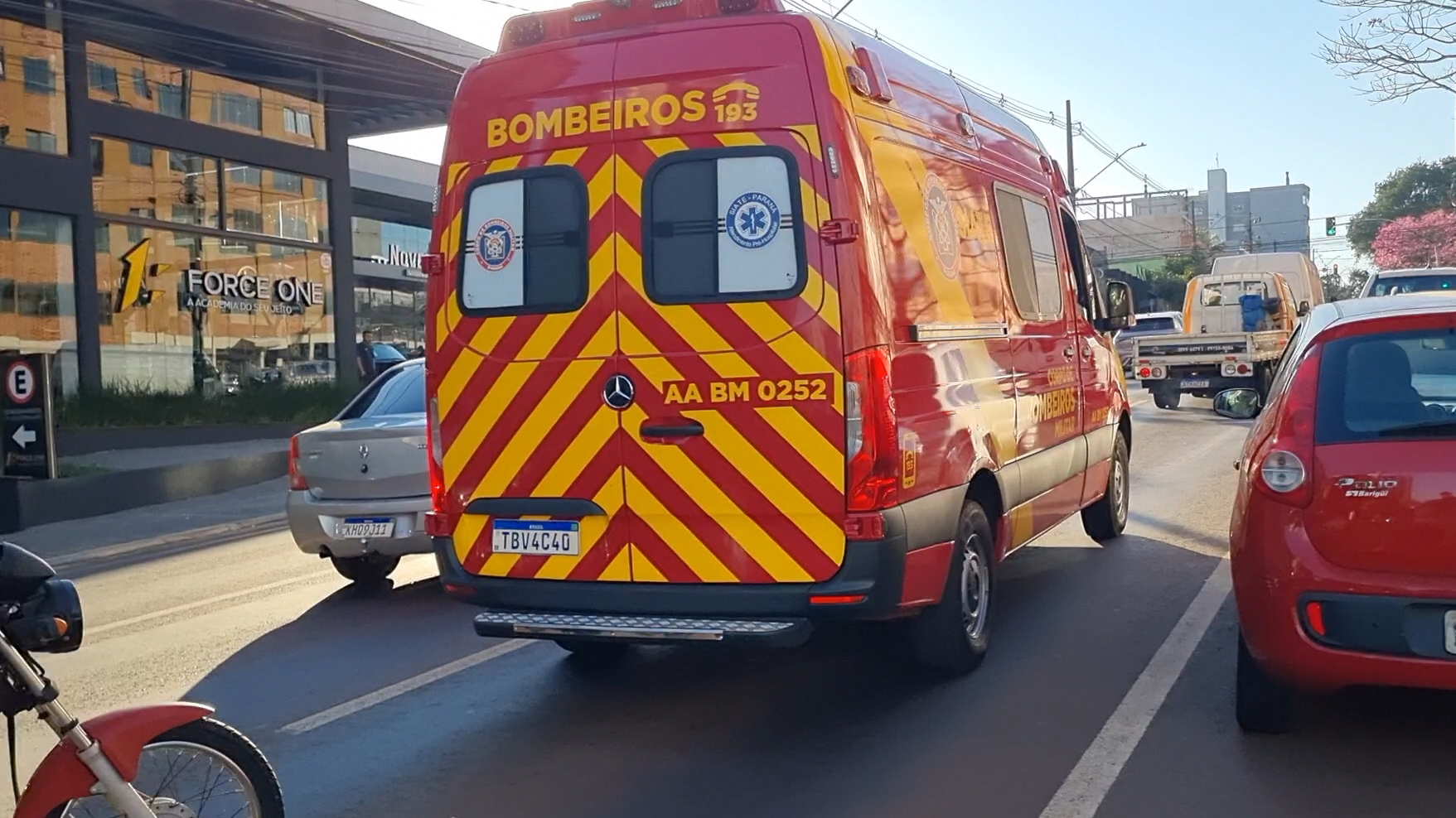 Mulher fica ferida após acidente entre moto e carro no Centro de Cascavel