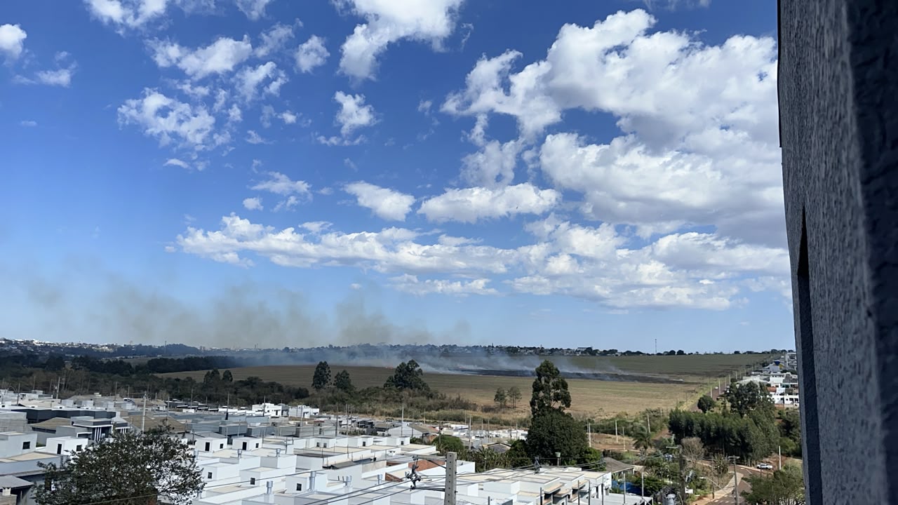 Fogo em colchão descartado provoca grande incêndio ambiental e mobiliza bombeiros em Cascavel