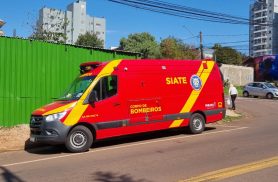 Mulher sofre queda ao atravessar a rua e é socorrida pelo Corpo de Bombeiros