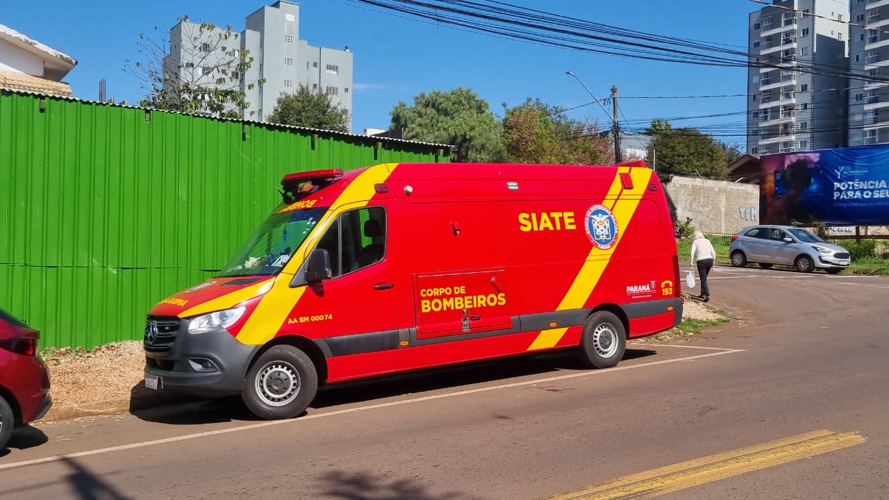 Mulher sofre queda ao atravessar a rua e é socorrida pelo Corpo de Bombeiros