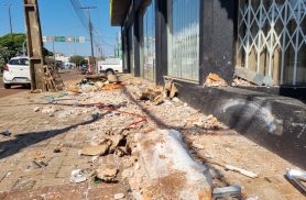 Veículo invade calçada e danifica fachada de empresa durante acidente em Cascavel
