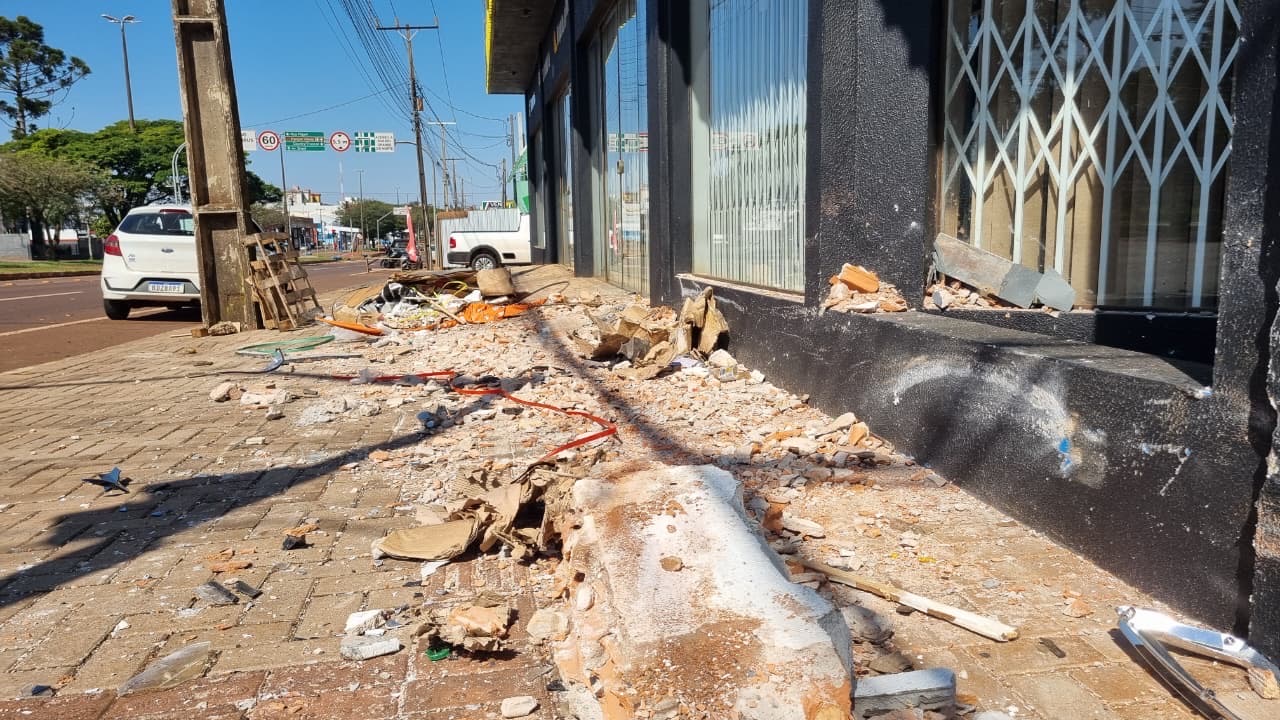 Veículo invade calçada e danifica fachada de empresa durante acidente em Cascavel