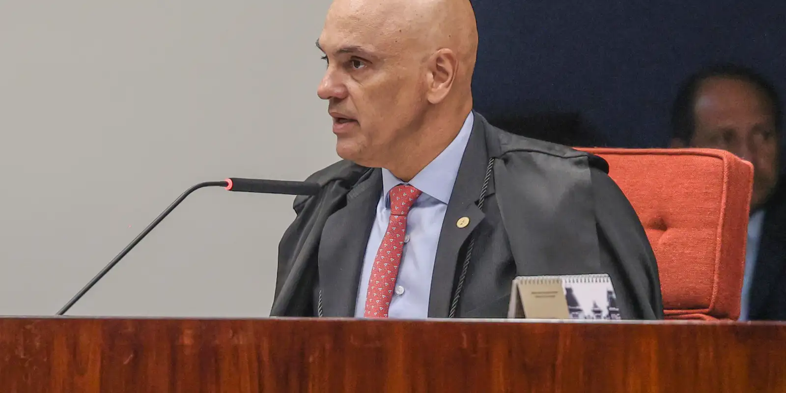 Moraes pede manifestação da PGR após Flávio não depor à PF Imagem referente a Moraes pede manifestação da PGR após Flávio não depor à PF