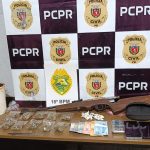 Imagem relativa a PCPR e PMPR prendem suspeito por tráfico de drogas e apreende arma de fogo em Santo Antônio do Paraíso