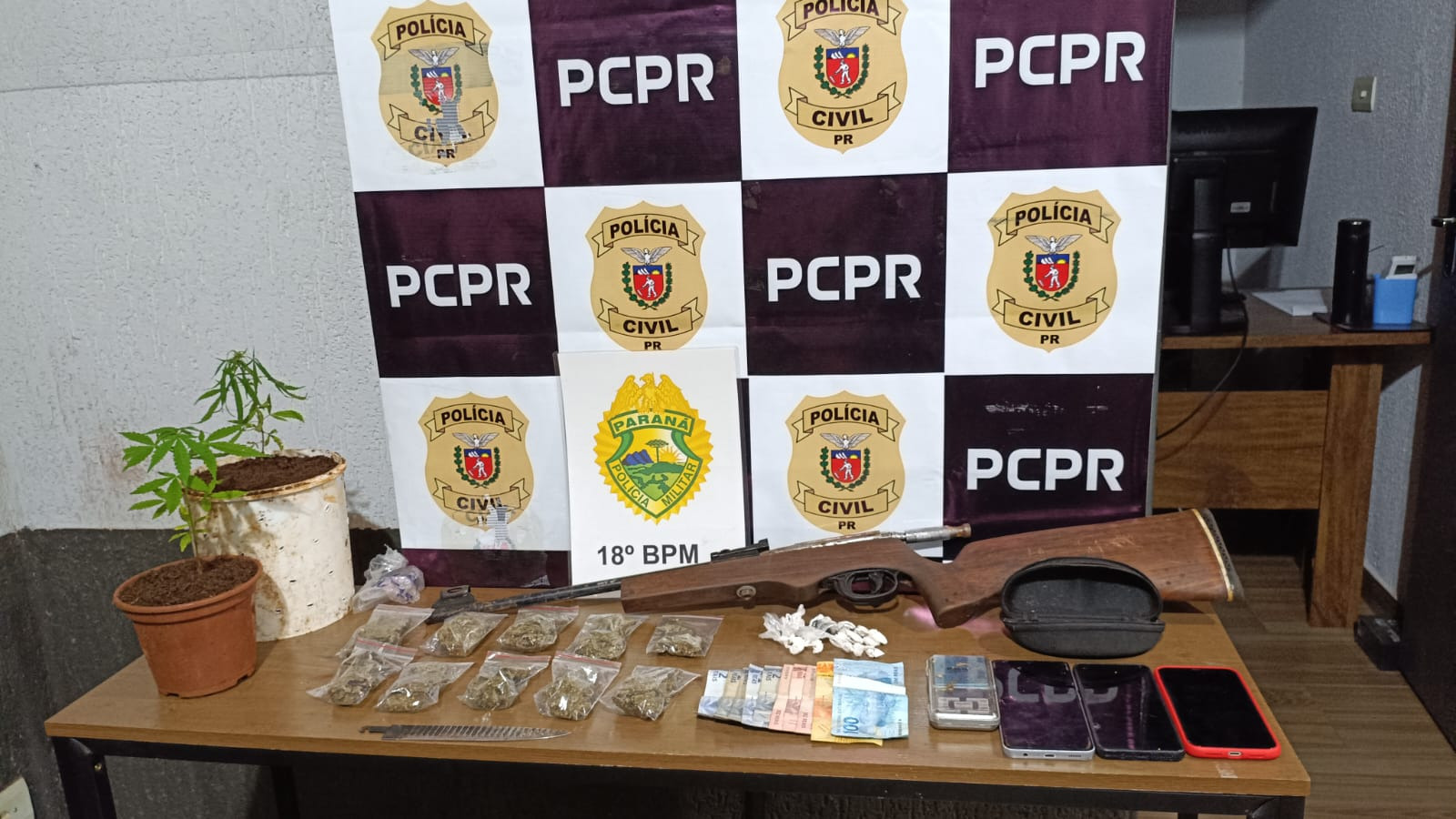 PCPR e PMPR prendem suspeito por tráfico de drogas e apreende arma de fogo em Santo Antônio do Paraíso Imagem referente a PCPR e PMPR prendem suspeito por tráfico de drogas e apreende arma de fogo em Santo Antônio do Paraíso