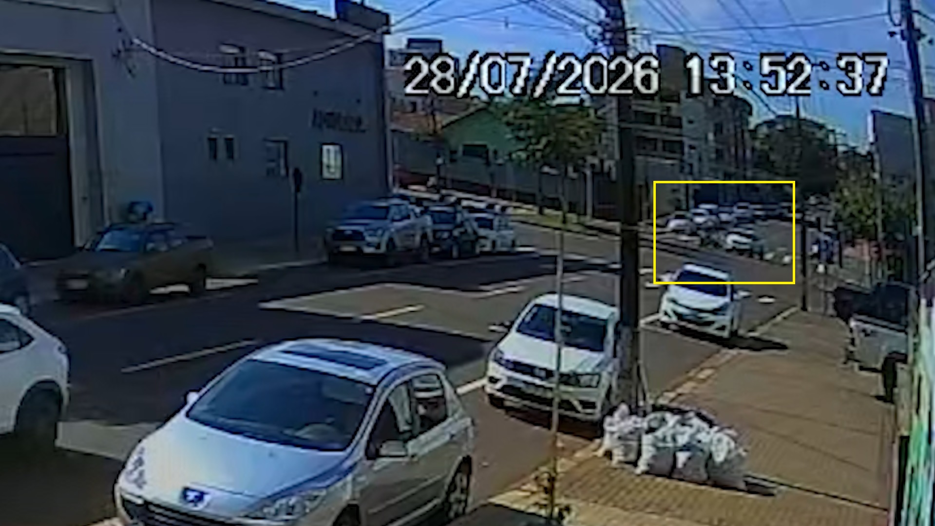Veja como ocorreu acidente entre motocicleta e Kwid em Cascavel