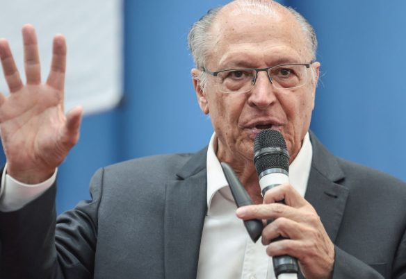 Alckmin diz que Milei presta desserviço à Argentina