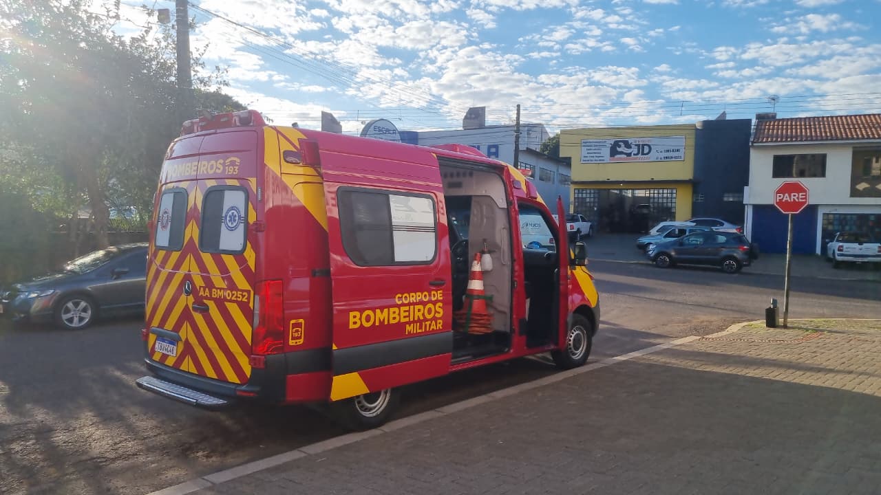 Criança fica ferida ao sofrer queda de plano elevado em escola no Pioneiros Catarinenses