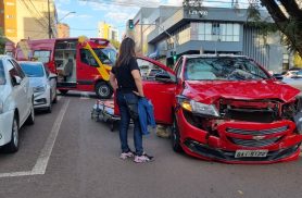 Mulher fica ferida após colisão entre Onix e Virtus no Centro de Cascavel