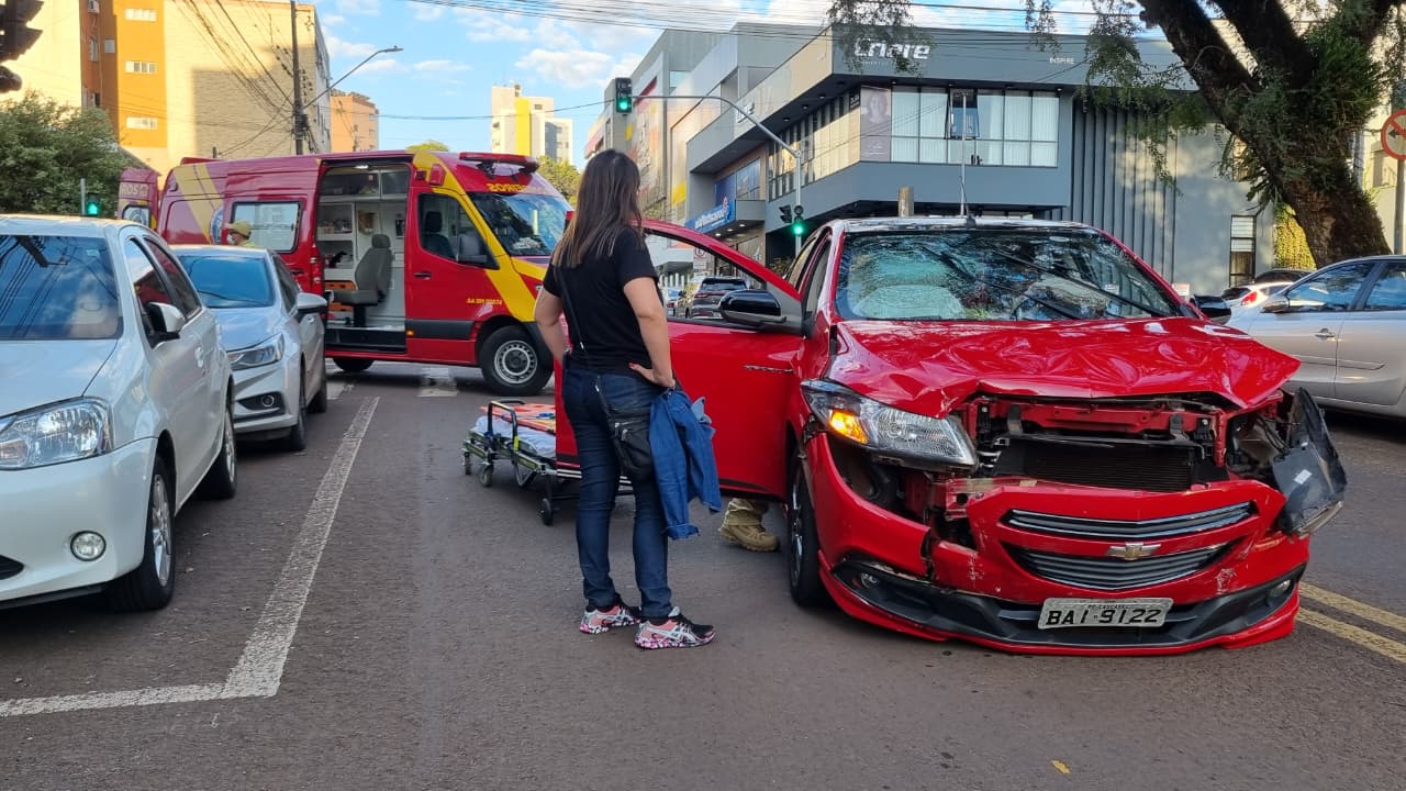 Mulher fica ferida após colisão entre Onix e Virtus no Centro de Cascavel