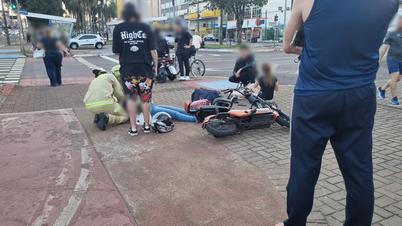 Mulheres ficam feridas após colisão entre scooter e patinete na Avenida Brasil