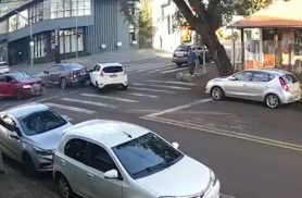 Câmera de segurança registra forte colisão entre três veículos no Centro de Cascavel