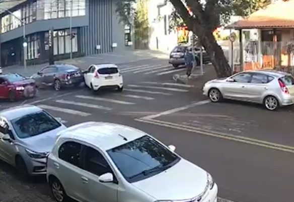 Câmera de segurança registra forte colisão entre três veículos no Centro de Cascavel