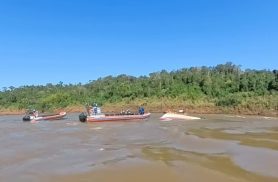 Vídeo registra buscas e embarcação virada após acidente no Macuco Safari em Foz do Iguaçu