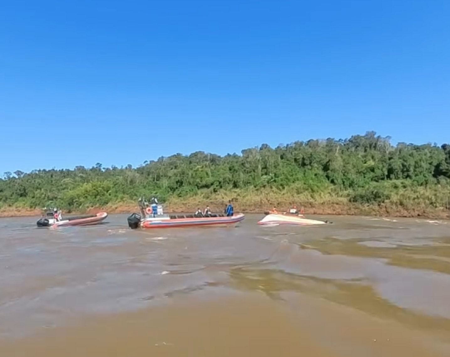 Vídeo registra buscas e embarcação virada após acidente no Macuco Safari em Foz do Iguaçu