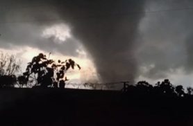 Impressionante! Tornado em Senador Salgado Filho deixa casas destelhadas e feridos; veja vídeos