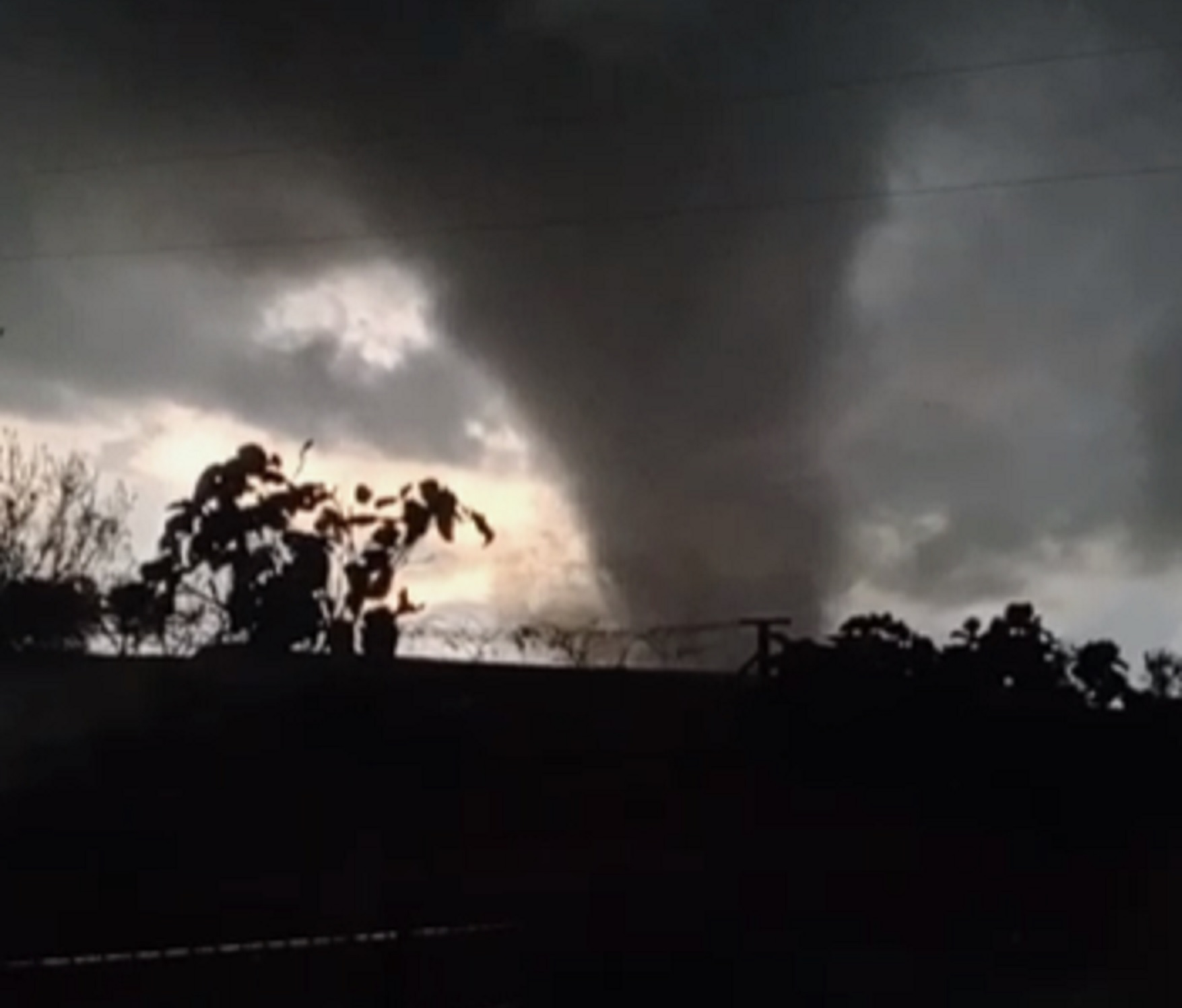 Impressionante! Tornado em Senador Salgado Filho deixa casas destelhadas e feridos; veja vídeos