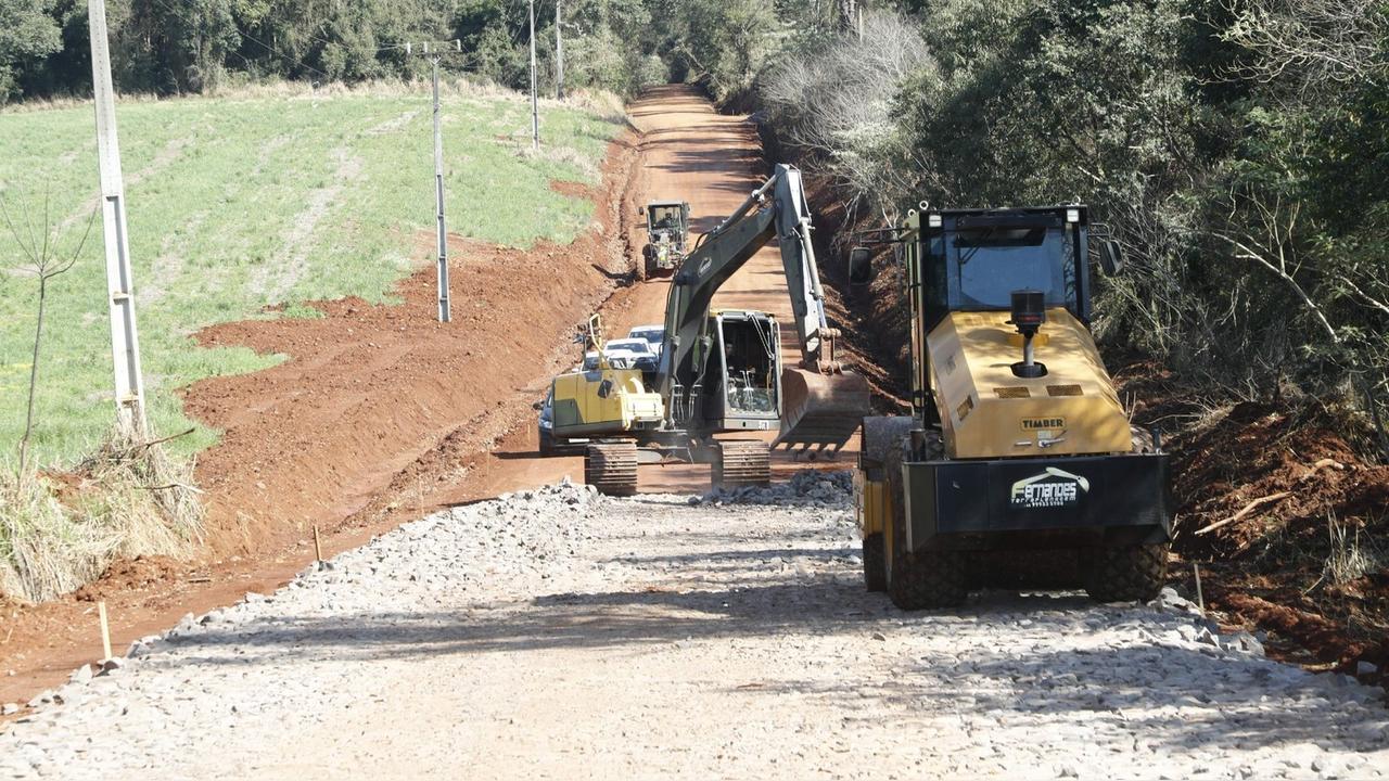 Imagem referente a Obras levam mais de 220 quilômetros de asfalto ao interior de Cascavel