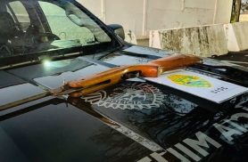 Morador denuncia e PM apreende arma escondida em monte de entulho em Foz do Iguaçu Morador denuncia e PM apreende arma escondida em monte de entulho em Foz do Iguaçu