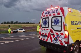 Carro aquaplana e sai da pista na BR-467, em Cascavel