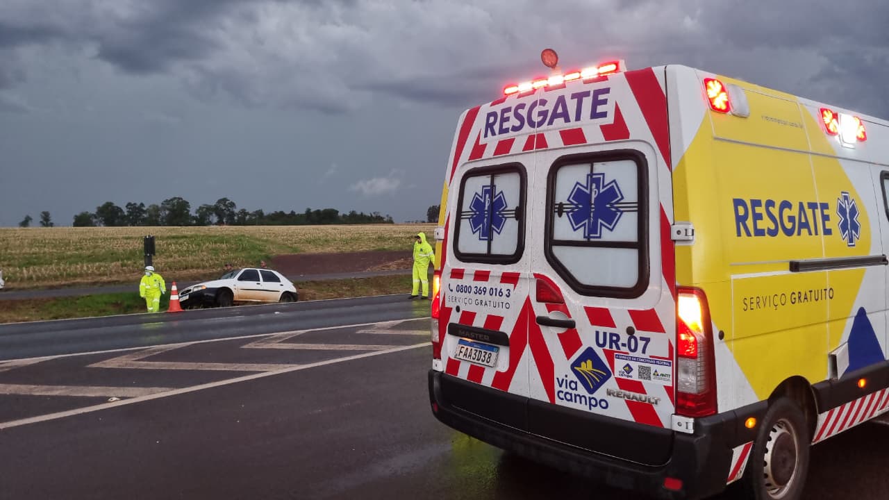 Carro aquaplana e sai da pista na BR-467, em Cascavel