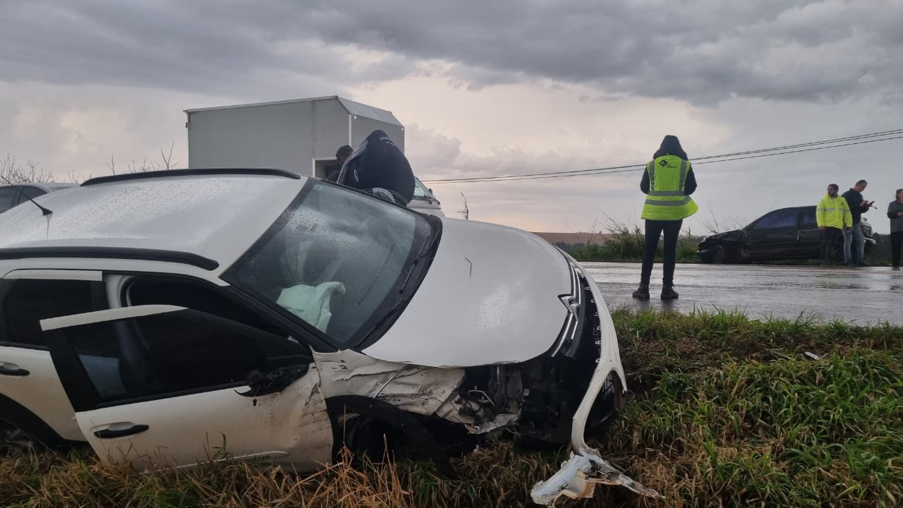 Acidente entre Citroën C4 e Celta deixa passageira ferida na BR-369, em Cascavel