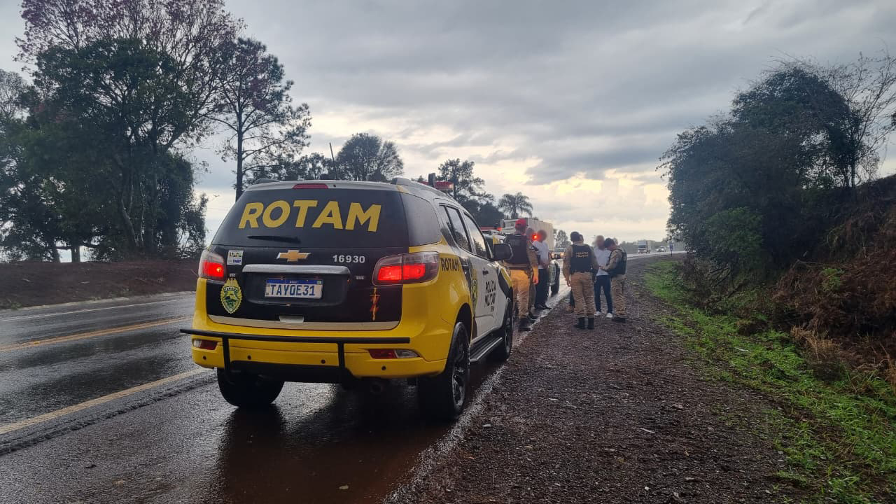 Assaltantes roubam carro na BR-369, em Cascavel