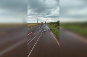 Copel mobiliza equipes após postes caírem na rodovia PR-180, em Juvinópolis