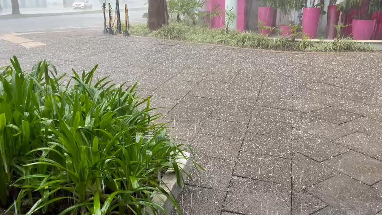 Chuva de granizo surpreende Cascavel na manhã desta quarta-feira (29)