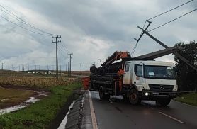 PR-180 é bloqueada em Cascavel para retirada de postes após queda causada por ventos fortes