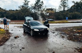 Atenção: Alagamento na PRc-467 no acesso à Rua Jacarezinho provoca acidente