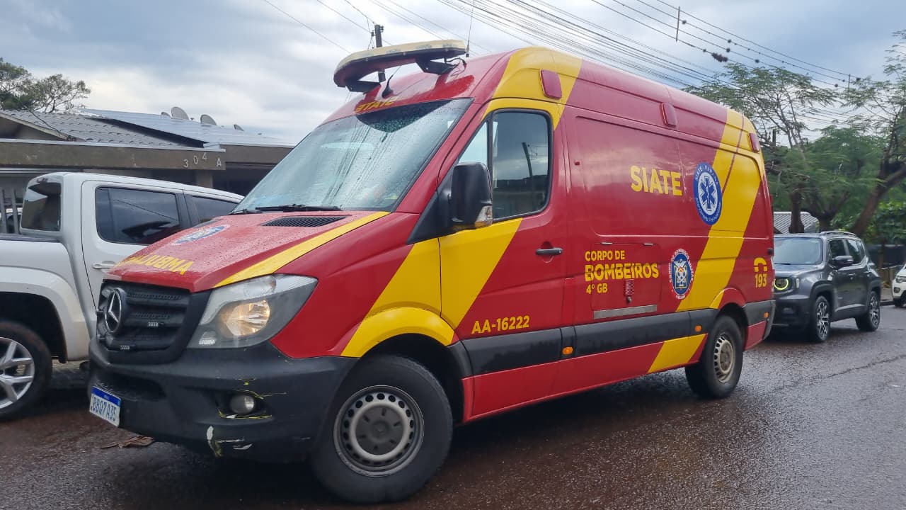 Homem de 39 anos sofre queda de caminhonete e fratura clavícula no Cascavel Velho