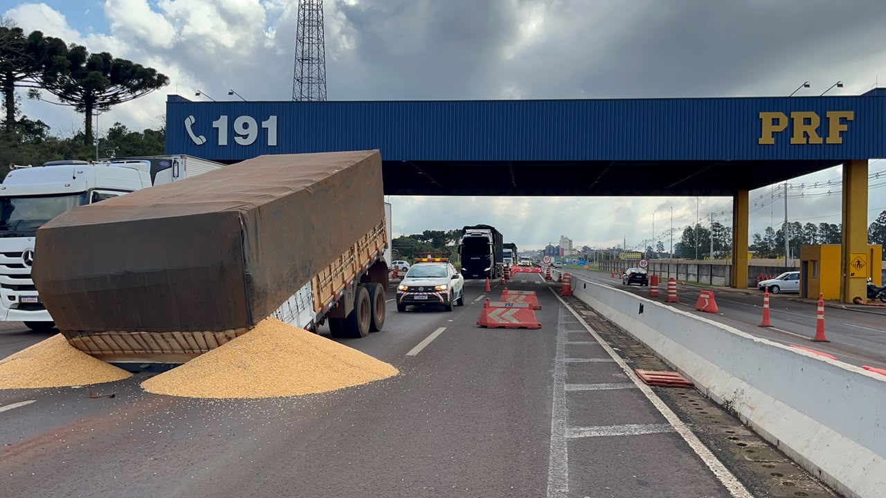 Semirreboque se desprende de bitrem e espalha carga de milho na BR-277, em Cascavel