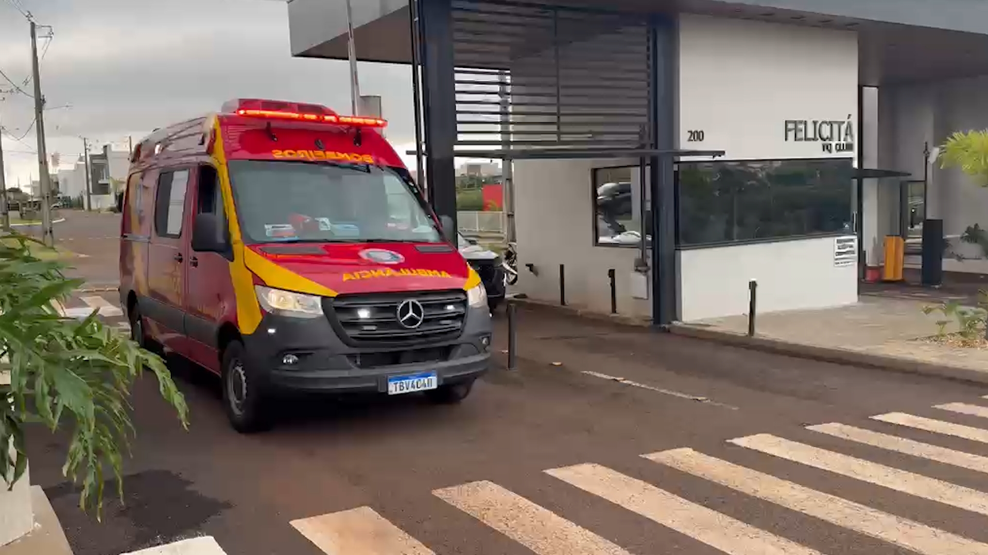 Mulher fica ferida após cair de escada em residência no Parque Verde, em Cascavel