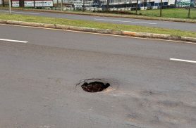 Buraco profundo se abre na Avenida Rocha Pombo após fortes chuvas em Cascavel