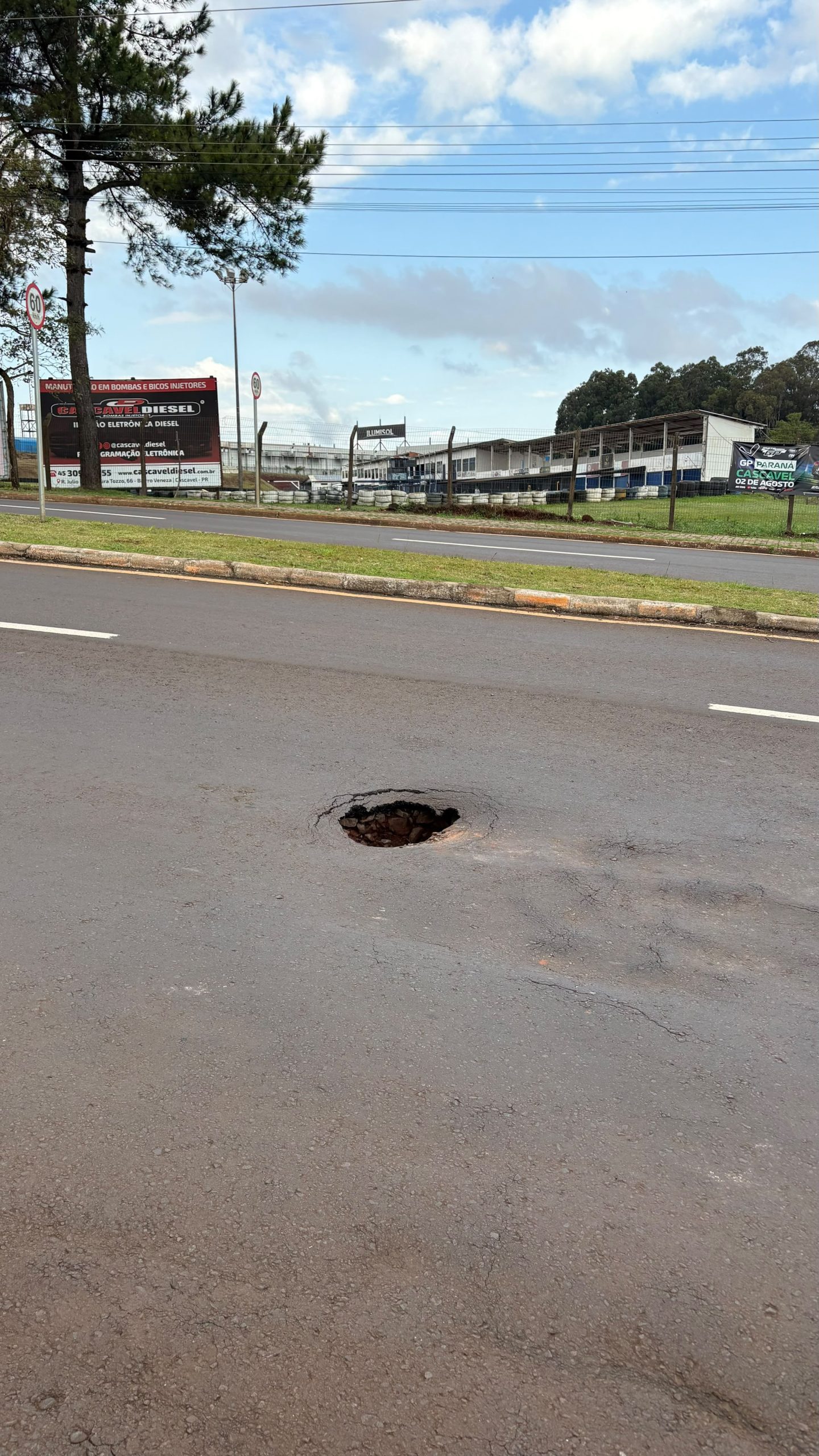 Buraco profundo se abre na Avenida Rocha Pombo após fortes chuvas em Cascavel