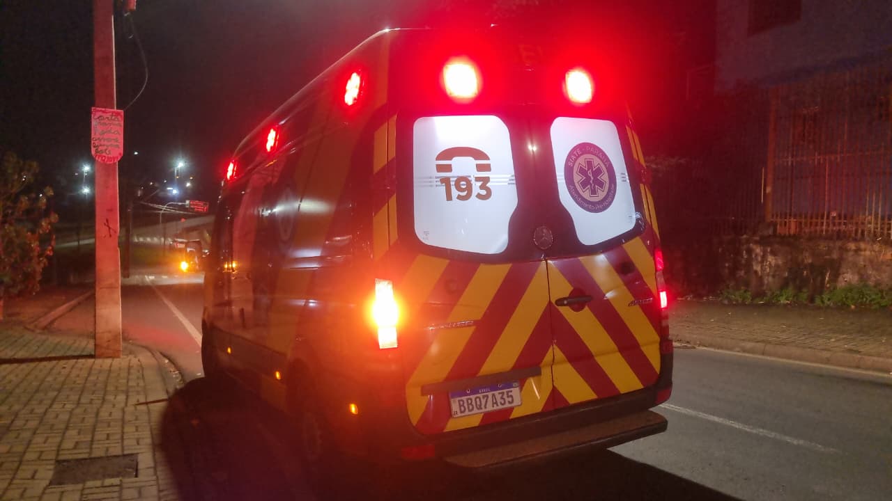 Motociclista fica ferido após bater em caminhonete no Cascavel Velho