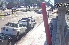 Câmera registra colisão entre moto e carro na Avenida Barão do Rio Branco