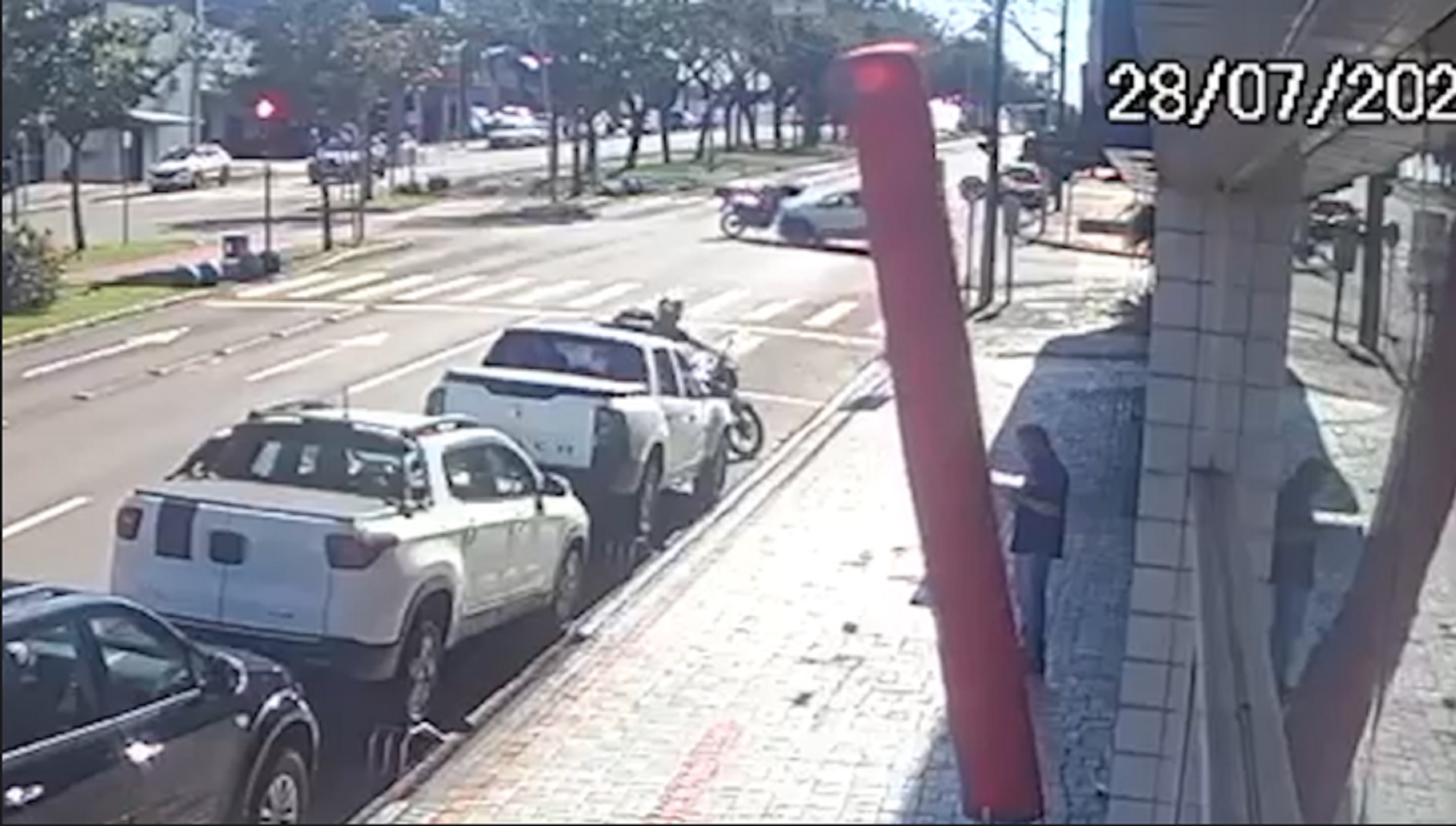 Câmera registra colisão entre moto e carro na Avenida Barão do Rio Branco