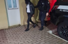 Após tumulto, mulher desacata agentes e abaixa as calças em público no Centro e é detida