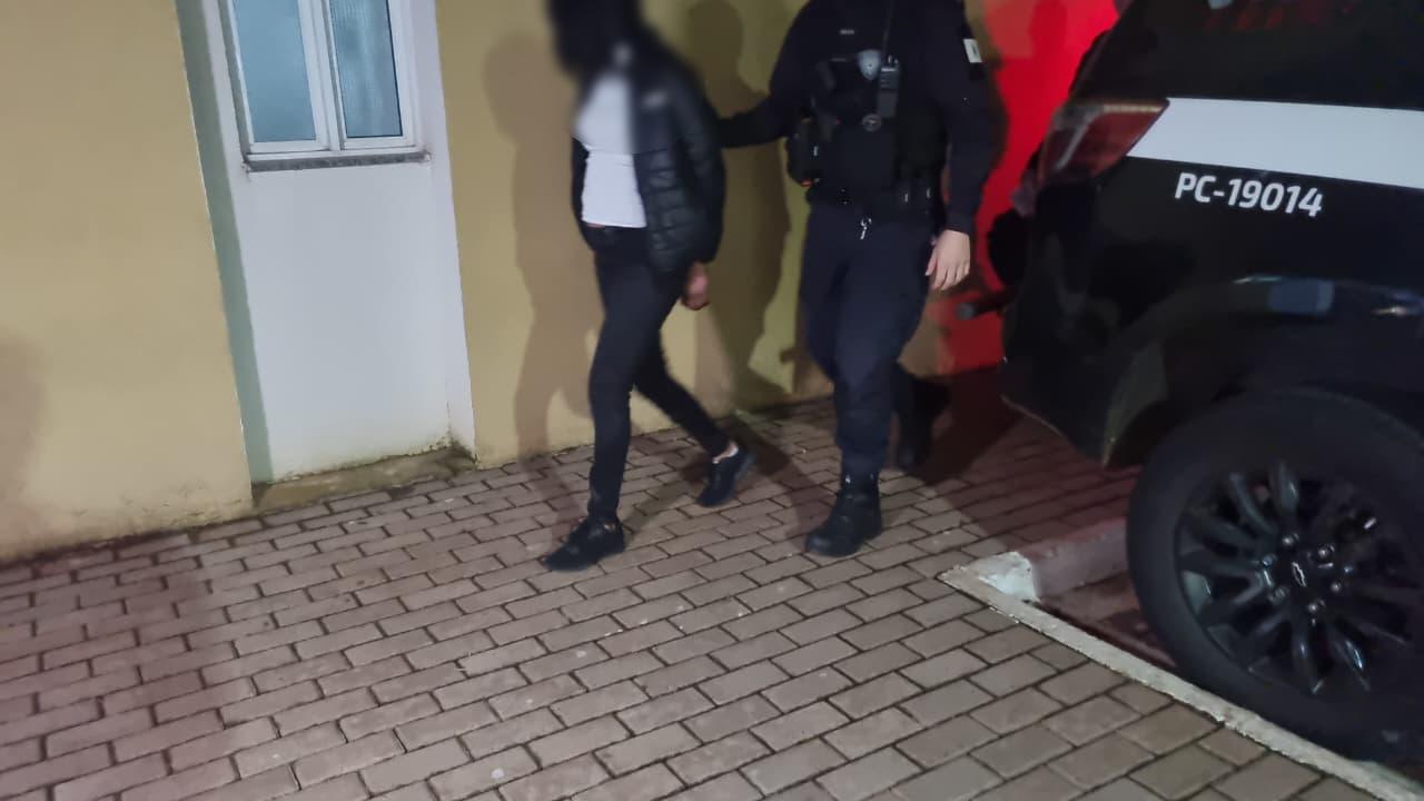 Após tumulto, mulher desacata agentes e abaixa as calças em público no Centro e é detida