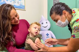 Campanha de Multivacinação 2026 começa em Foz do Iguaçu para crianças e adolescentes