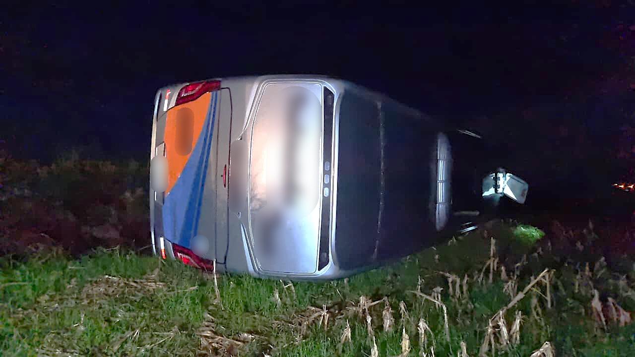 Ônibus tomba na BR-180 entre Cascavel e Juvinópolis