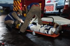 Motociclista tem lesão grave na perna após colisão com ônibus no Bairro Santa Cruz em Cascavel