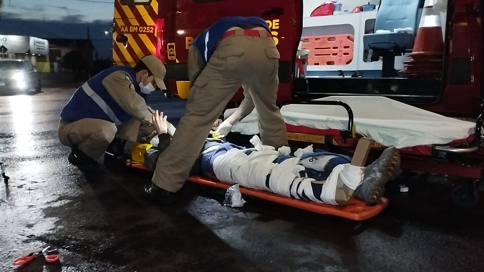Motociclista tem lesão grave na perna após colisão com ônibus no Bairro Santa Cruz em Cascavel