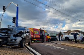 Spin e Frontier se envolvem em forte acidente no Bairro Parque São Paulo, em Cascavel