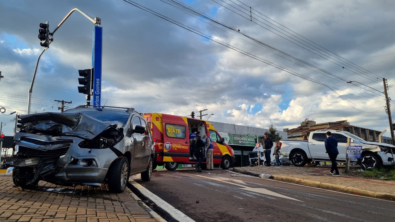 Spin e Frontier se envolvem em forte acidente no Bairro Parque São Paulo, em Cascavel