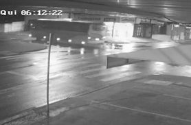 Vídeo mostra colisão entre moto e ônibus que deixou motociclista com lesão grave na perna