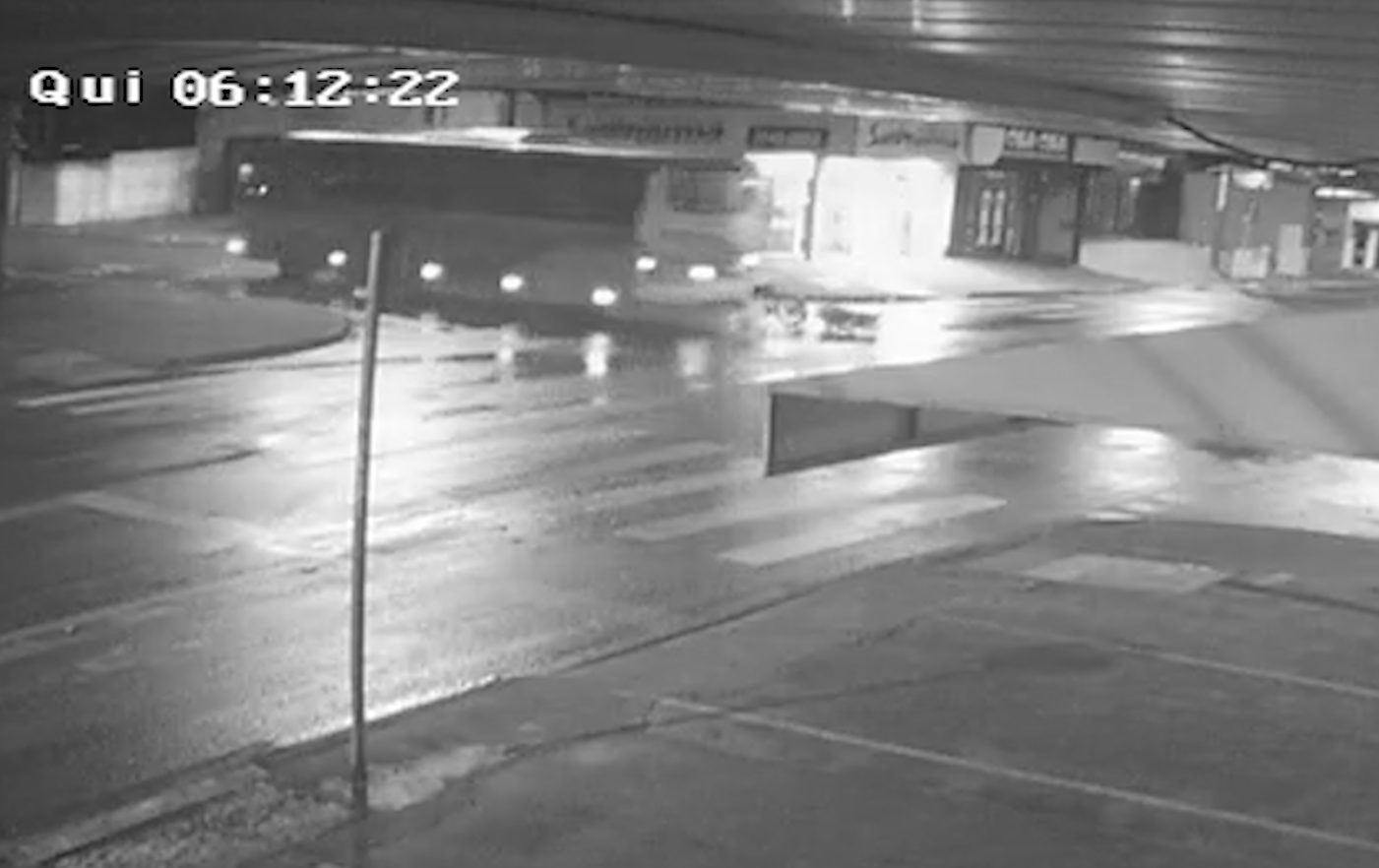 Vídeo mostra colisão entre moto e ônibus que deixou motociclista com lesão grave na perna